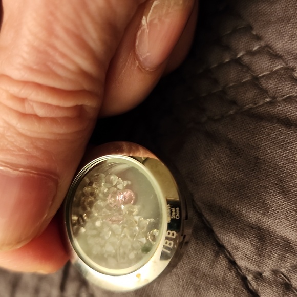 2 Pendants that open and hold small items in side - Picture 7 of 10